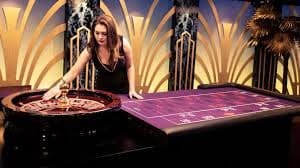 Người chơi Việt Nam thưởng thức slot online nổ hũ trên điện thoại di động với giao diện tiếng Việt